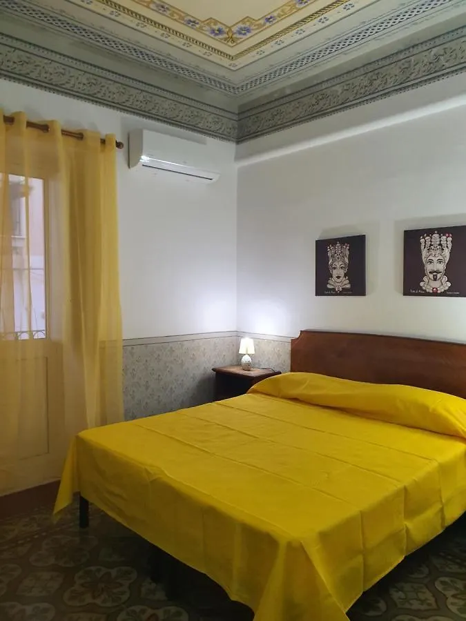The Flowers Rooms Cefalù 0*,  Italia